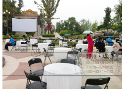 知名汽車品牌玻璃桌折疊椅租賃現(xiàn)場(chǎng)  鄭州玻璃桌租賃 鄭州折疊椅租賃